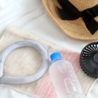 暑い。日傘と日焼け止め大事。